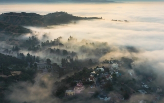 Vue aérienne d'une ville dans une boucle de rivière dominée par une colline