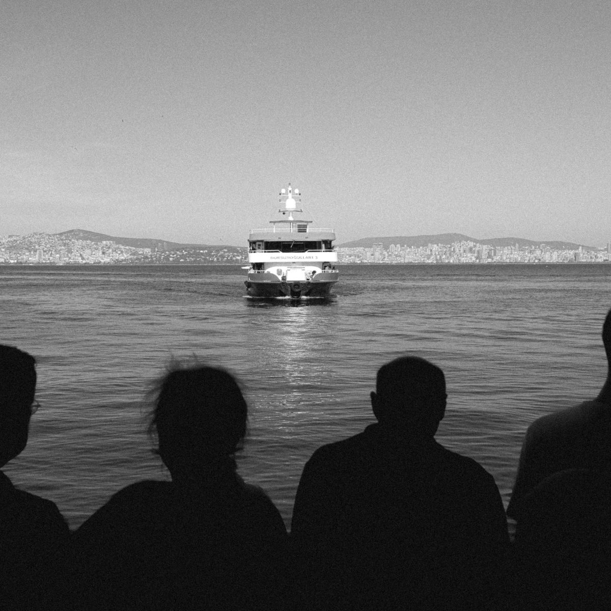 Bateau naviguant à contre-jour, silhouette évoquant le passage lumineux d'un tunnel fluvial