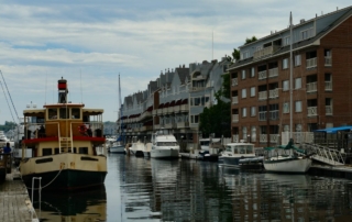 Bateau de croisière fluviale naviguant sur une rivière au pied d'une ville ancienne