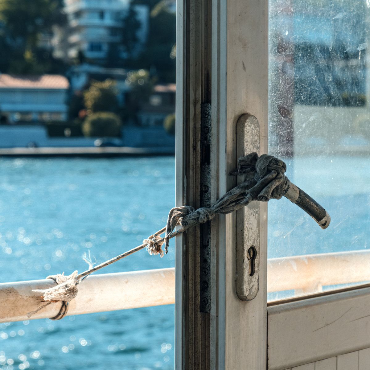 Navire à passagers amarré le long d'une jetée vu de dessus