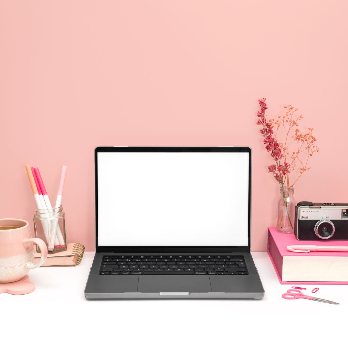 Ordinateur portable sur un bureau organisé, idéal pour réserver une croisière en ligne