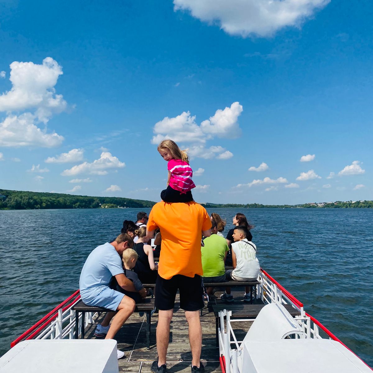 Famille profitant d'une promenade en bateau par une journée ensoleillée sur l'eau