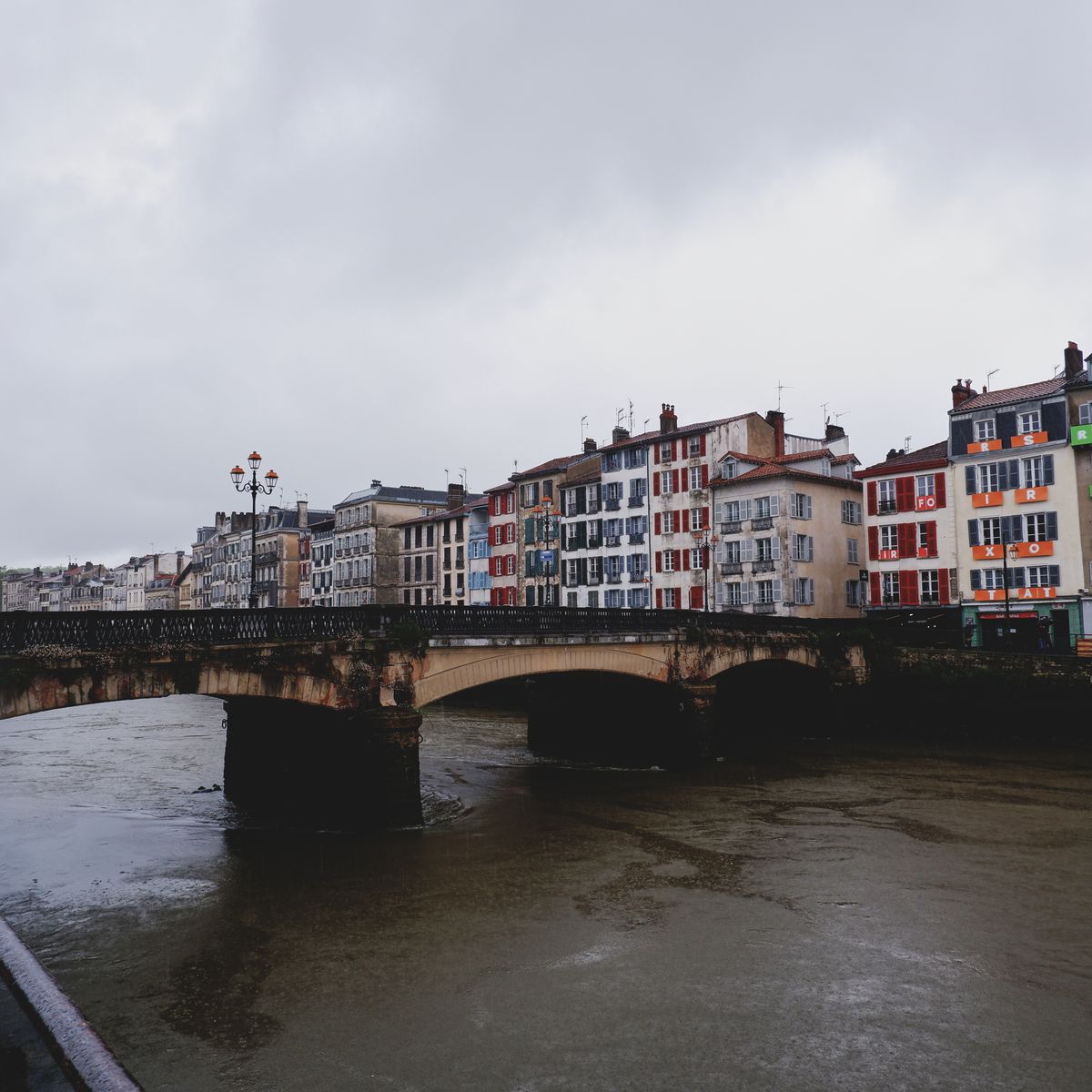 Vue panoramique d'une vieille ville aux façades colorées longeant une rivière