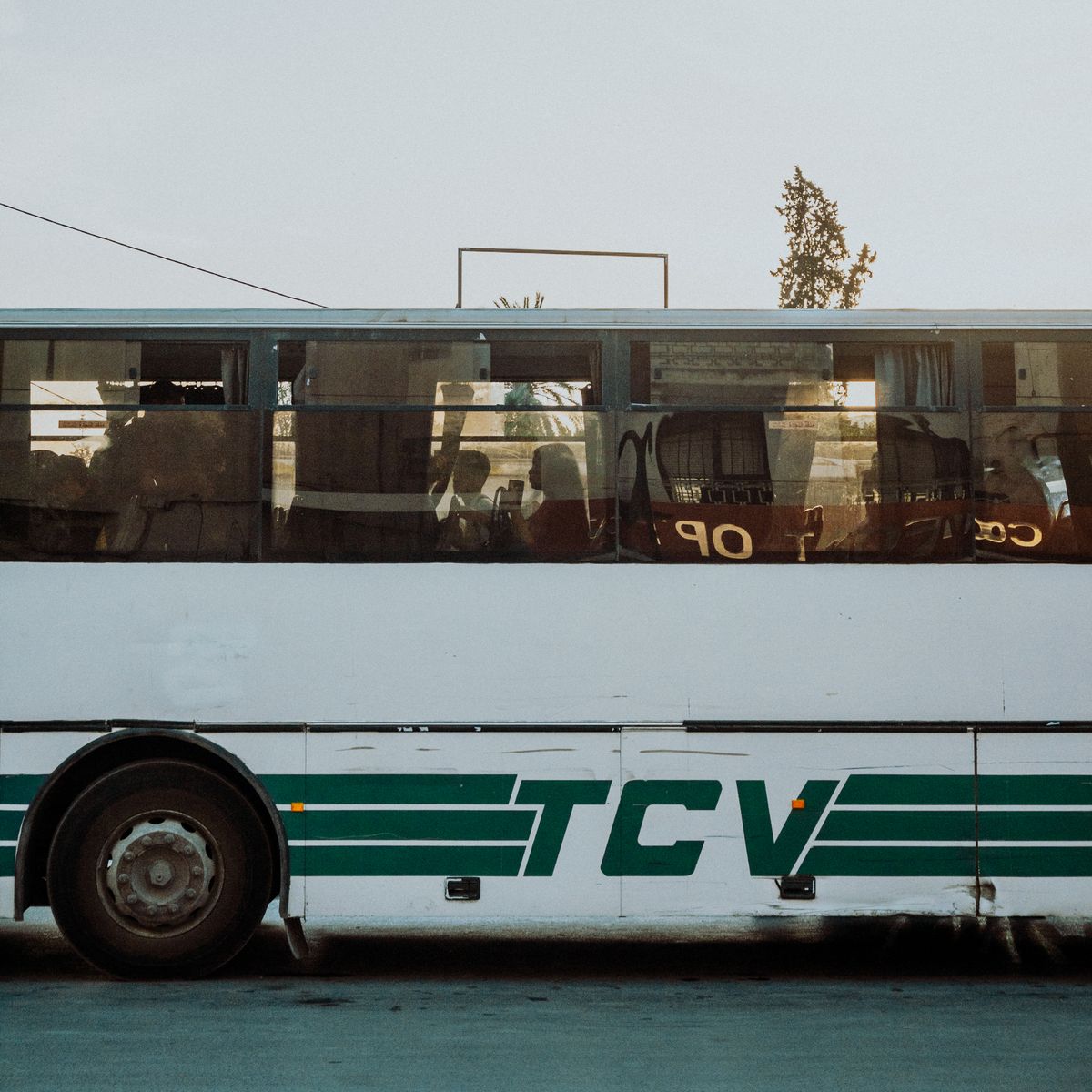 Autocar de tourisme circulant en ville, transport adapté à l'accueil des groupes