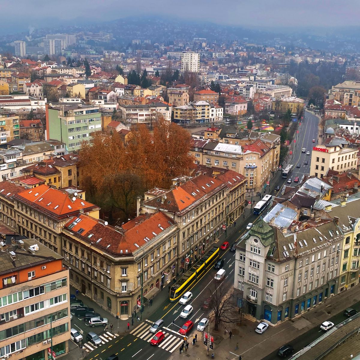 Vue aérienne d'une ville historique et de son architecture, comme depuis un bus panoramique