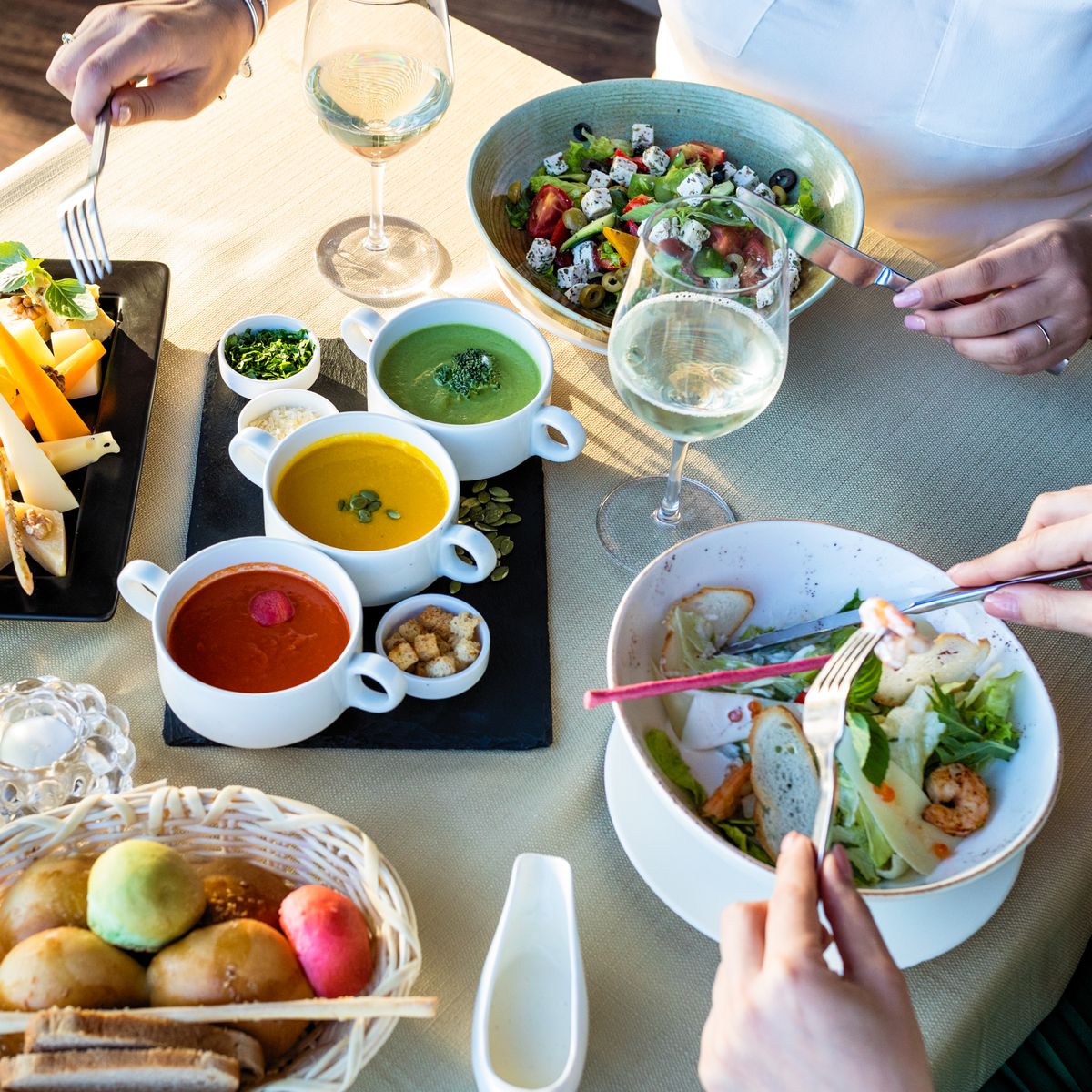 Plats frais et colorés disposés sur une table, ambiance repas convivial en groupe